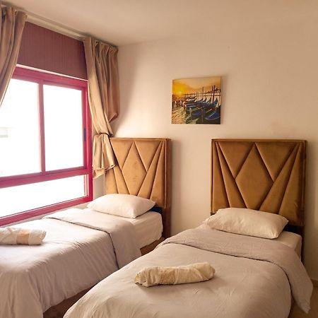 Amazing Appartement " Avec Climatisation " Au Centre Ville En Face Hilton & Gare Train De Tgv De Tanger 2N Extérieur photo