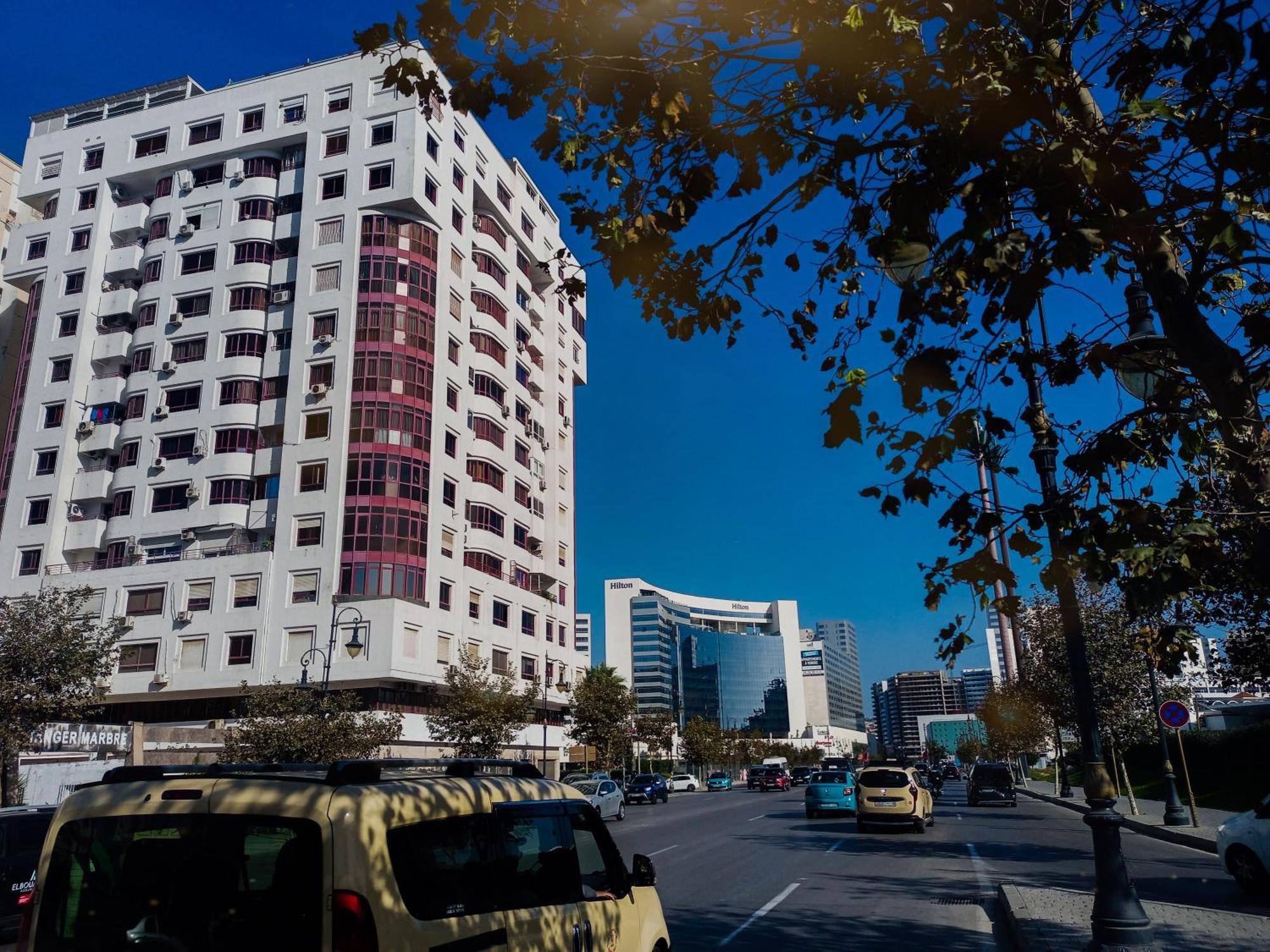 Amazing Appartement " Avec Climatisation " Au Centre Ville En Face Hilton & Gare Train De Tgv De Tanger 2N Extérieur photo