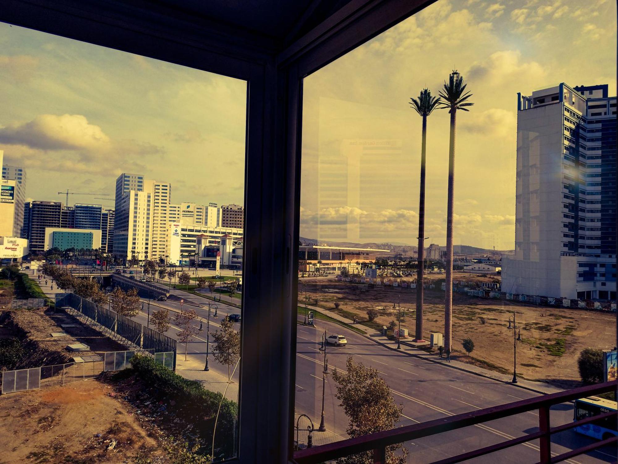 Amazing Appartement " Avec Climatisation " Au Centre Ville En Face Hilton & Gare Train De Tgv De Tanger 2N Extérieur photo